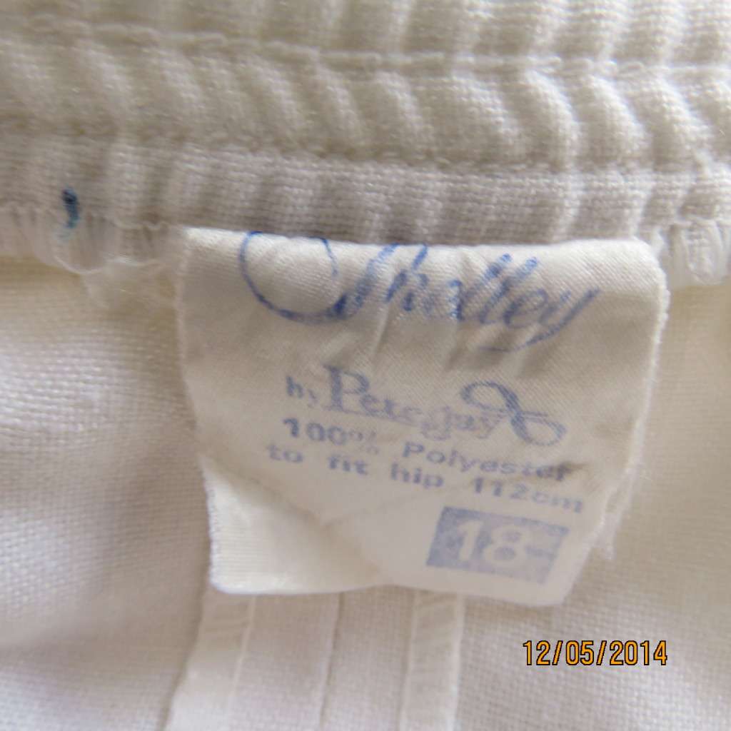 White vintage size 42 skirt Front panels with 2 narrow pleats. By PETER JAY. In very good cond.