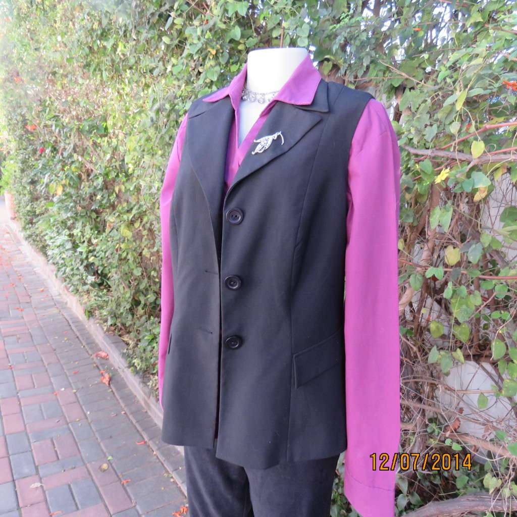 Elegant black sleeveless lined jacket.Three button closure/open collar. Size 38 by OASIS. New cond