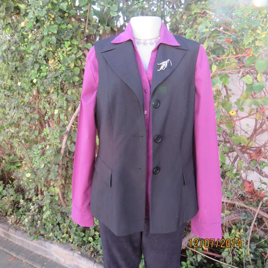 Elegant black sleeveless lined jacket.Three button closure/open collar. Size 38 by OASIS. New cond