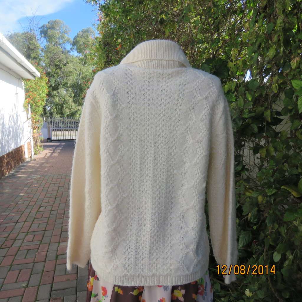 Fabulous rich cream patterned acrylic knit cardigan. Stunning shawl collar. By TEJ size 36/38.As new