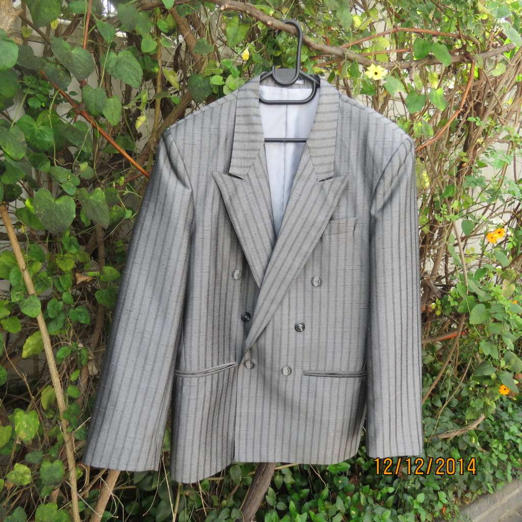 Men's stunning silvergrey with darker grey stripe polyester/lined jacket.By DE HAVILLAND size 34.