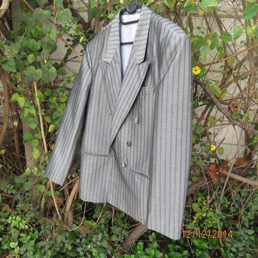 Men's stunning silvergrey with darker grey stripe polyester/lined jacket.By DE HAVILLAND size 34.