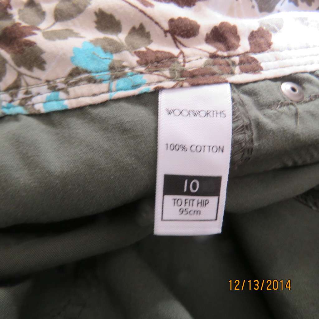 Seaweed green cropped cotton pants. Pockets back-front. Drawstring hems. Size 33.