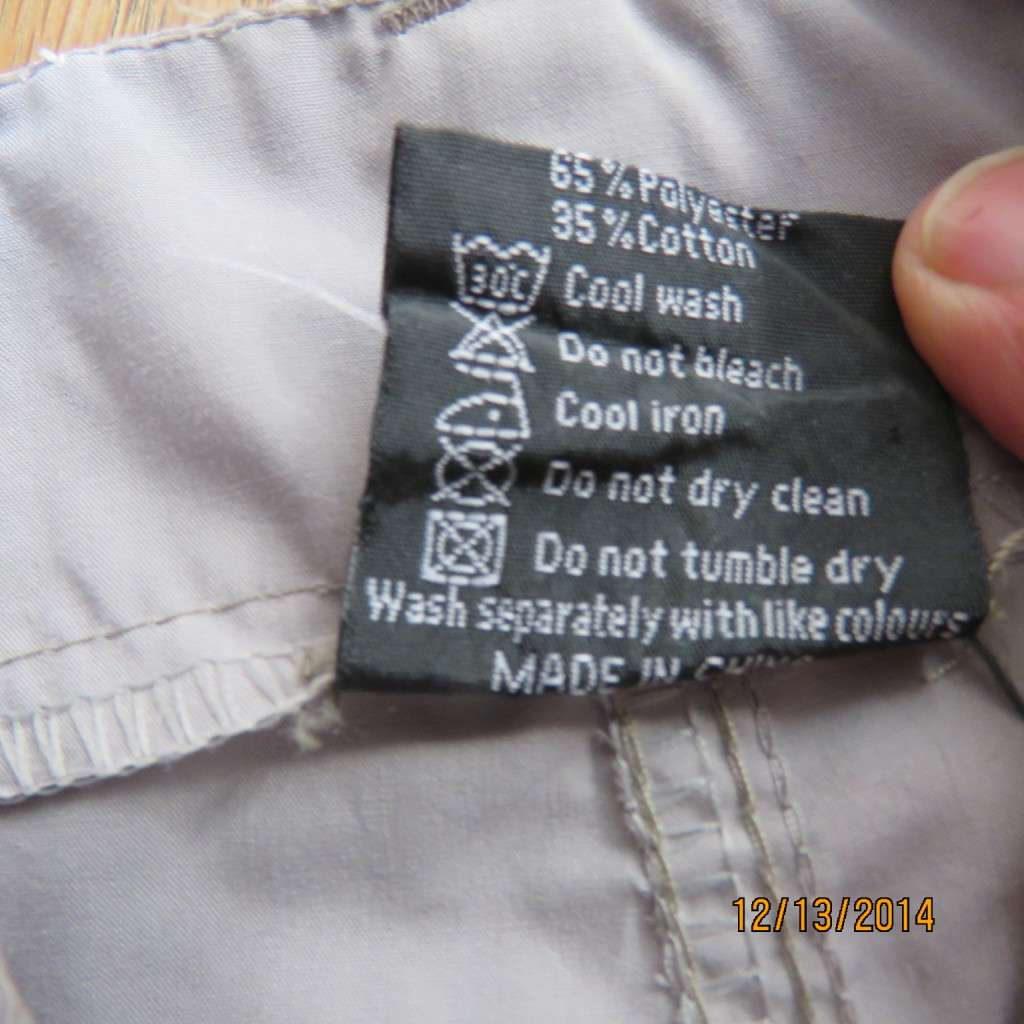 Fashion polycotton cropped pants in ecru colour. Four large pockets. Drawstring leg hems.Size 42.