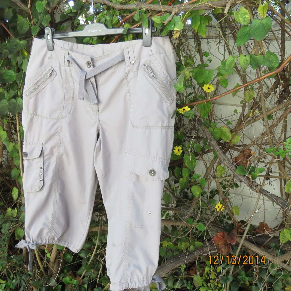 Fashion polycotton cropped pants in ecru colour. Four large pockets. Drawstring leg hems.Size 42.