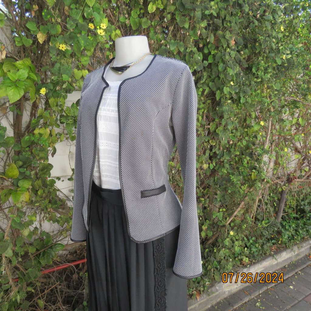 Amazing monochrome long sleeve jacket in textured stretch polyester.Size 34,Faux leather edging.