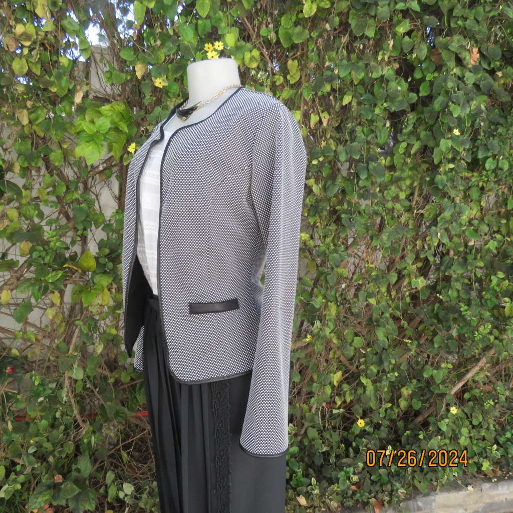 Amazing monochrome long sleeve jacket in textured stretch polyester.Size 34,Faux leather edging.
