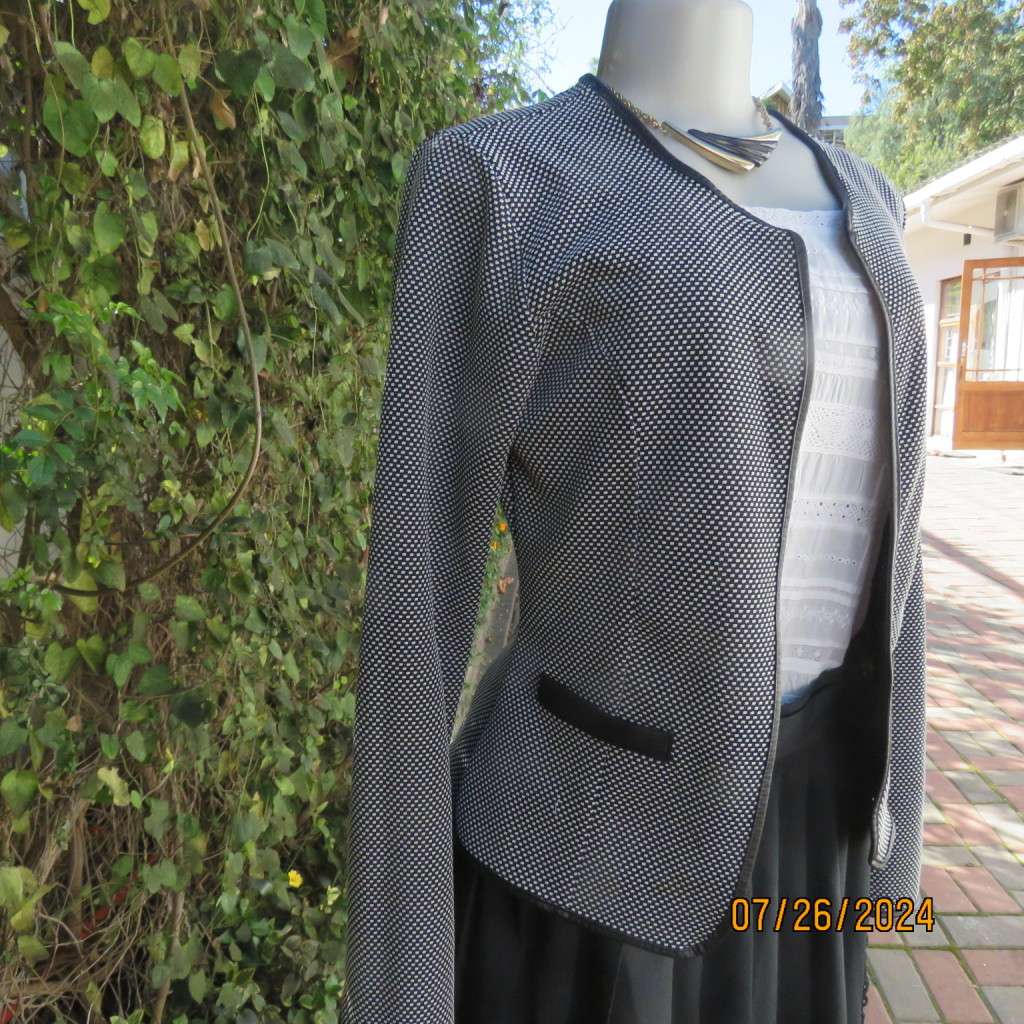 Amazing monochrome long sleeve jacket in textured stretch polyester.Size 34,Faux leather edging.