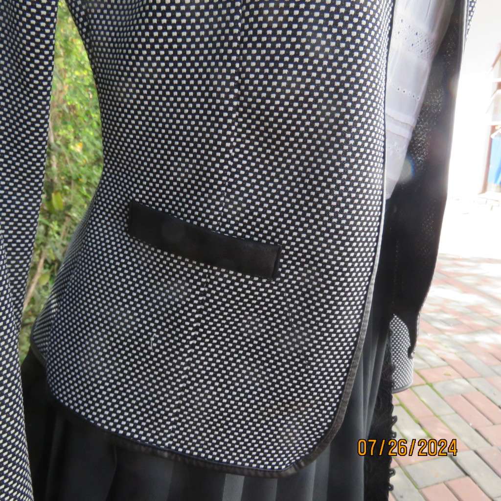 Amazing monochrome long sleeve jacket in textured stretch polyester.Size 34,Faux leather edging.