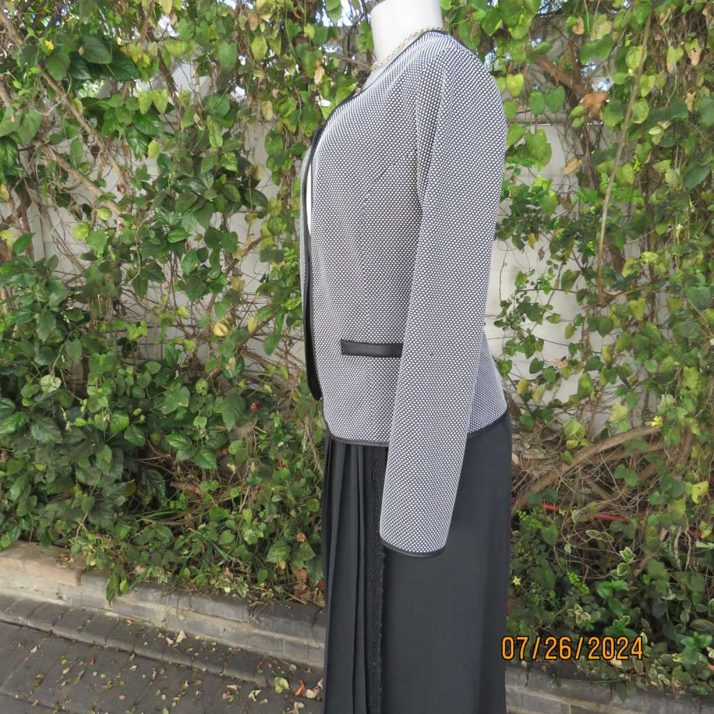 Amazing monochrome long sleeve jacket in textured stretch polyester.Size 34,Faux leather edging.