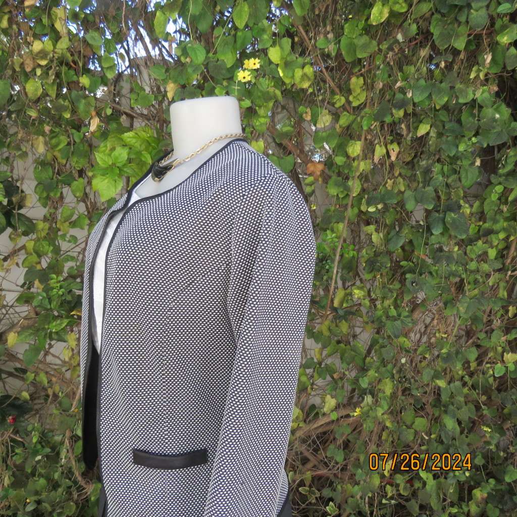 Amazing monochrome long sleeve jacket in textured stretch polyester.Size 34,Faux leather edging.
