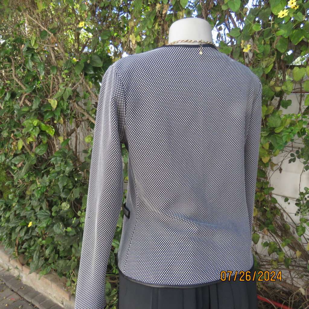 Amazing monochrome long sleeve jacket in textured stretch polyester.Size 34,Faux leather edging.
