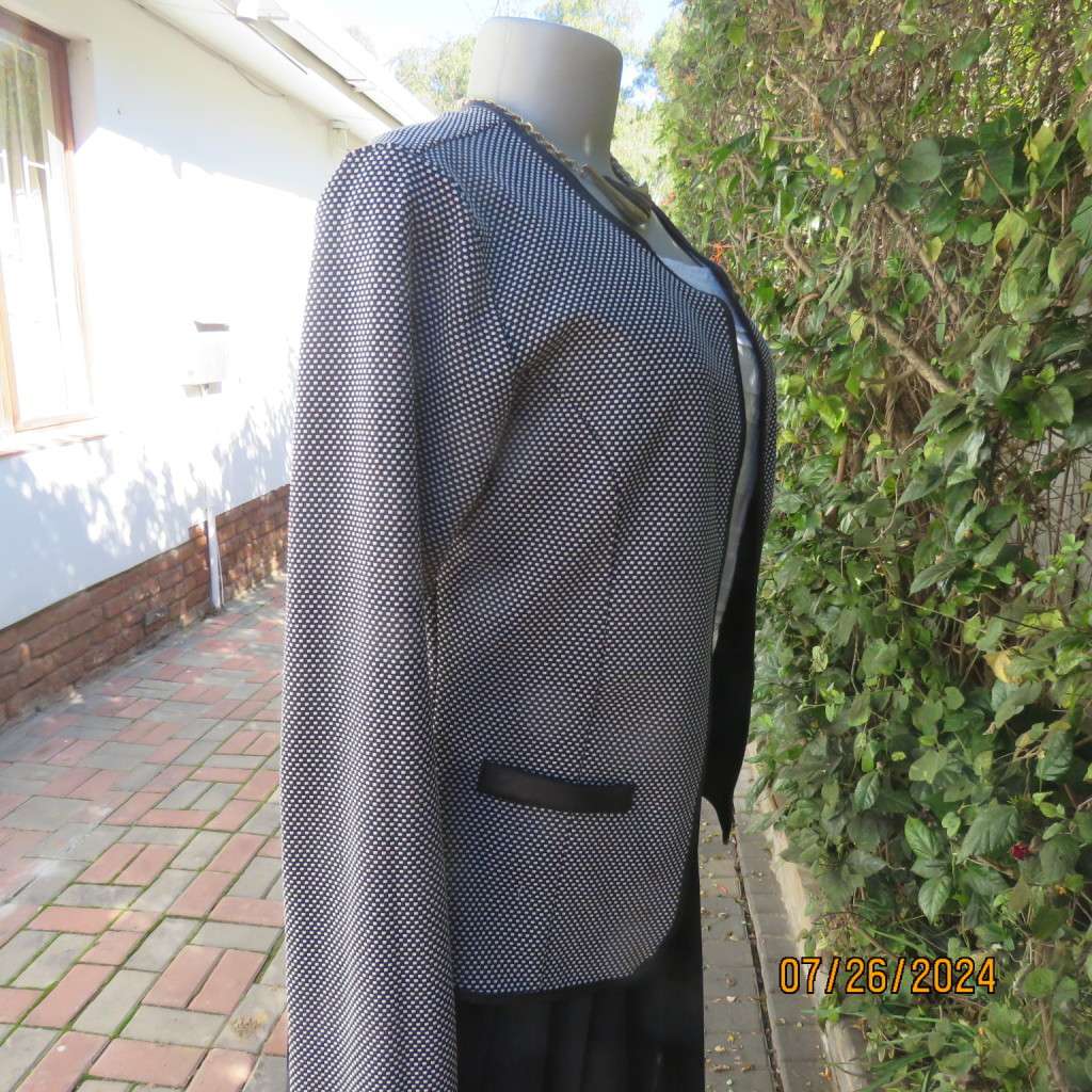 Amazing monochrome long sleeve jacket in textured stretch polyester.Size 34,Faux leather edging.