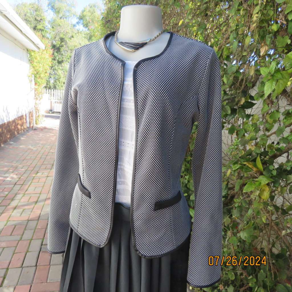 Amazing monochrome long sleeve jacket in textured stretch polyester.Size 34,Faux leather edging.