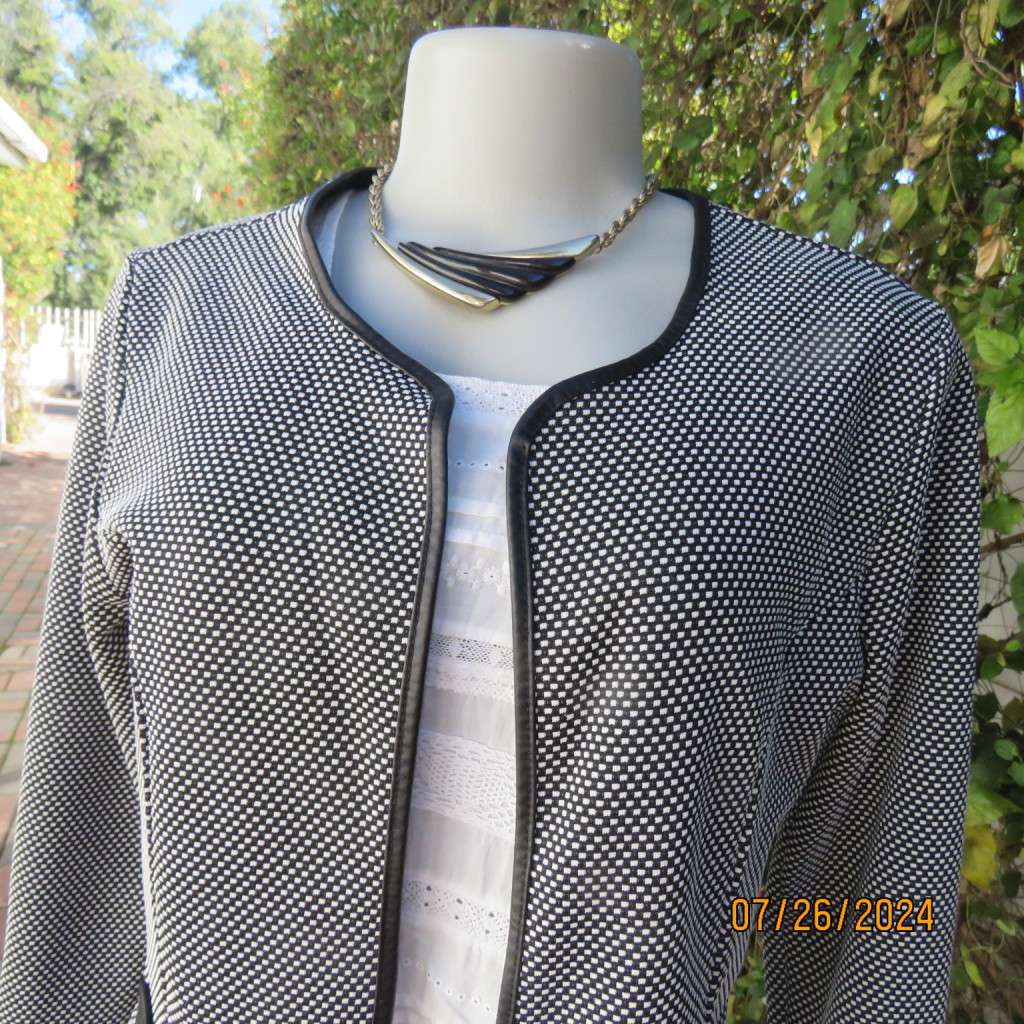 Amazing monochrome long sleeve jacket in textured stretch polyester.Size 34,Faux leather edging.