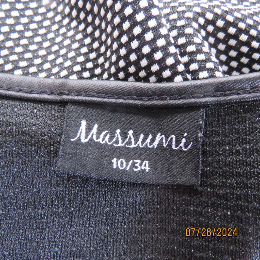 Amazing monochrome long sleeve jacket in textured stretch polyester.Size 34,Faux leather edging.