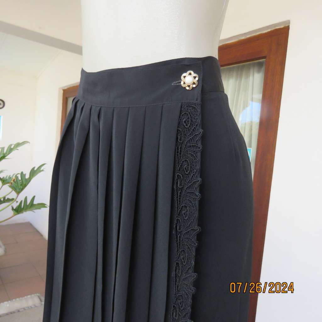 Very black silky,shiny knife pleated fold over ankle lenght skirt. Size 34/36 by TRUWORTHS. New cond