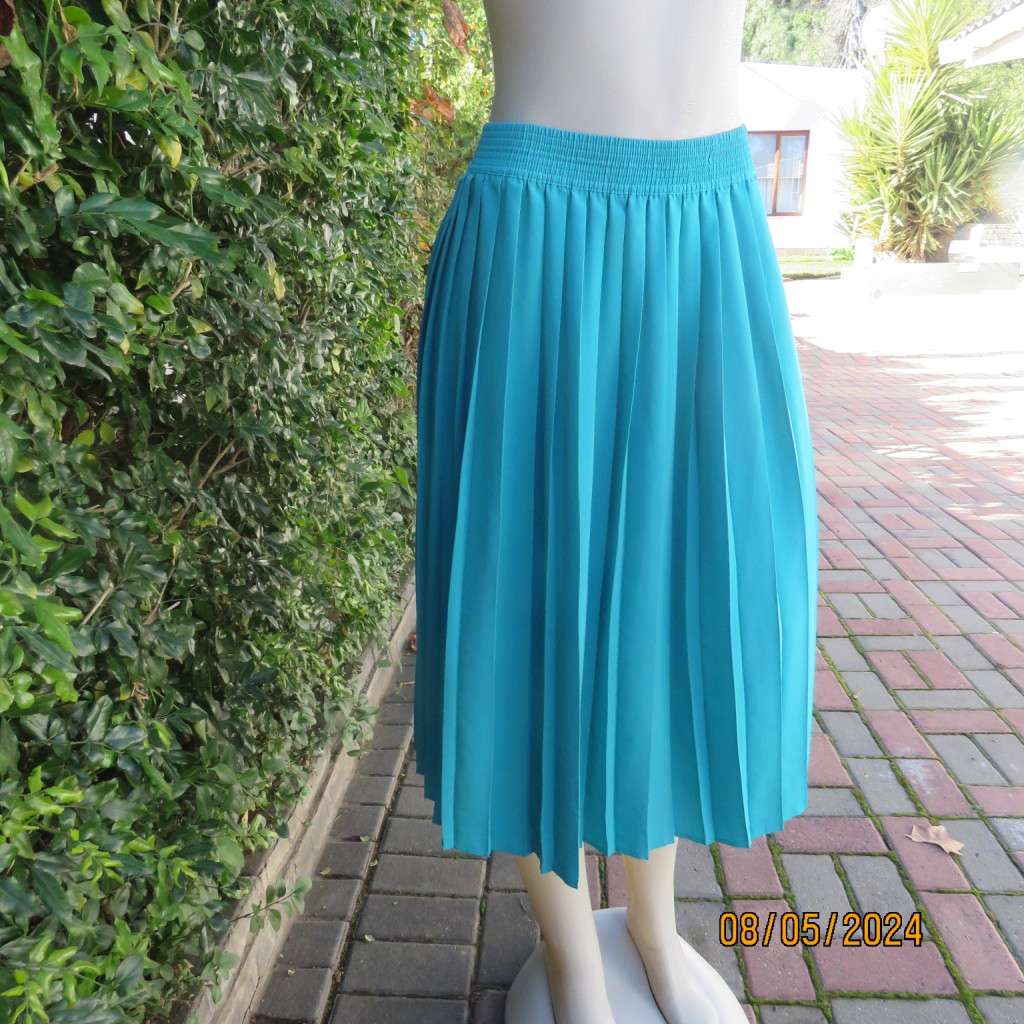 Beautiful permanent knife pleated turquoise polyester skirt size 40 by WOOLWORTHS. Elastic waist