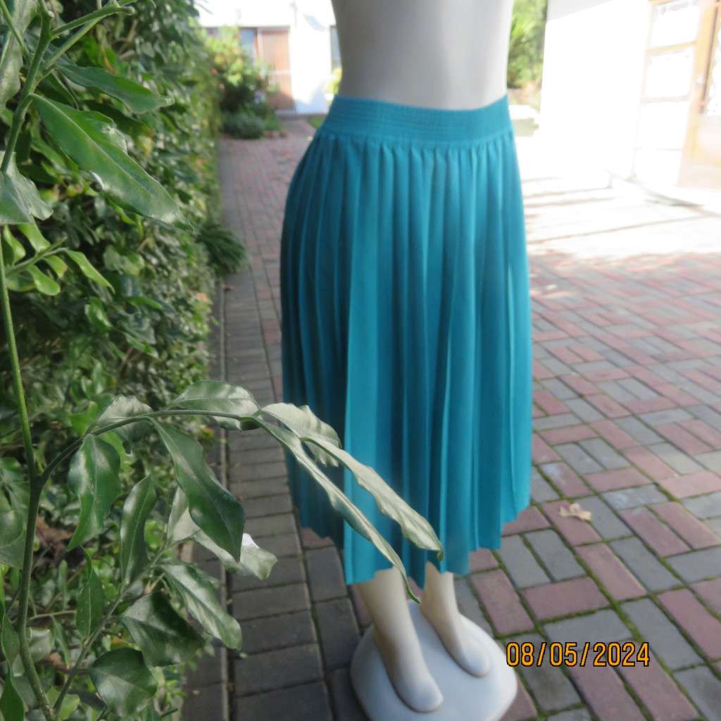 Beautiful permanent knife pleated turquoise polyester skirt size 40 by WOOLWORTHS. Elastic waist