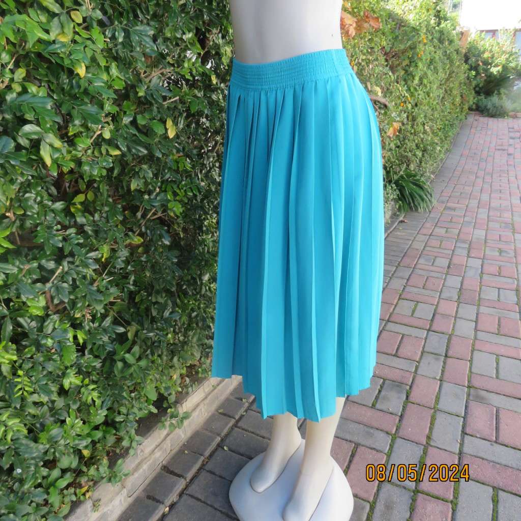 Beautiful permanent knife pleated turquoise polyester skirt size 40 by WOOLWORTHS. Elastic waist