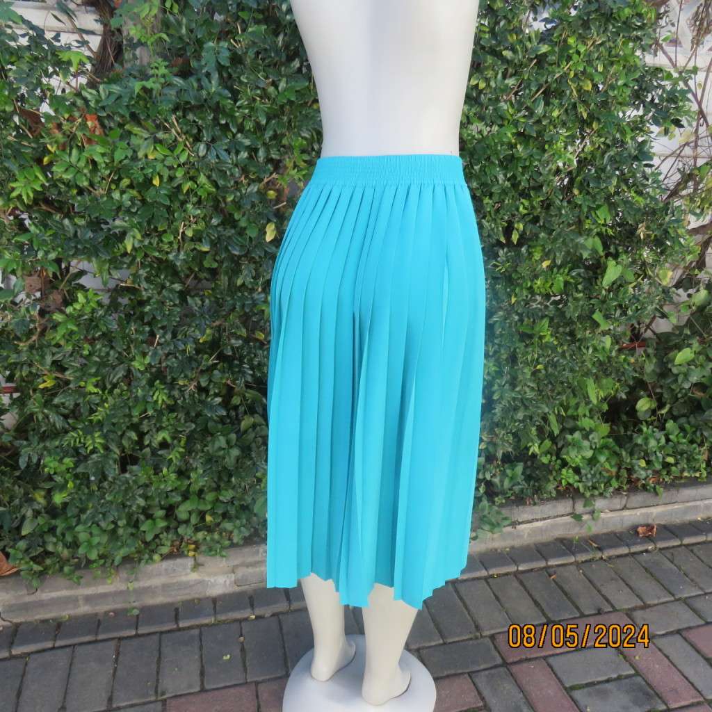 Beautiful permanent knife pleated turquoise polyester skirt size 40 by WOOLWORTHS. Elastic waist