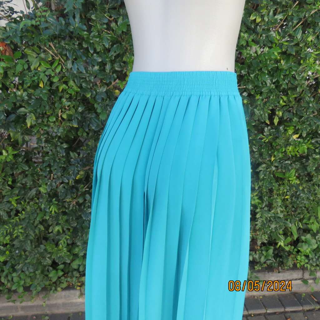 Beautiful permanent knife pleated turquoise polyester skirt size 40 by WOOLWORTHS. Elastic waist
