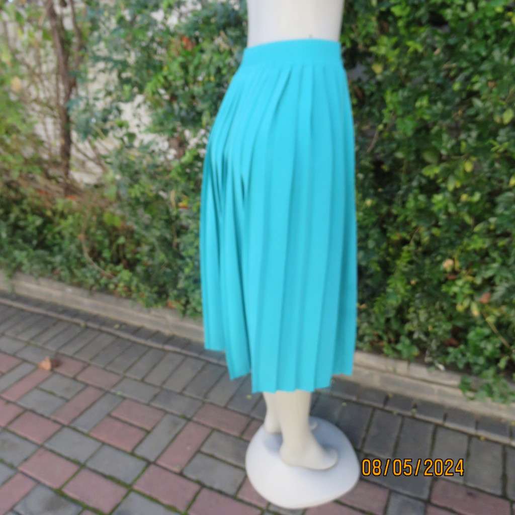 Beautiful permanent knife pleated turquoise polyester skirt size 40 by WOOLWORTHS. Elastic waist