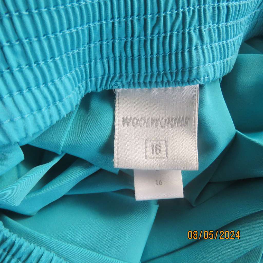 Beautiful permanent knife pleated turquoise polyester skirt size 40 by WOOLWORTHS. Elastic waist