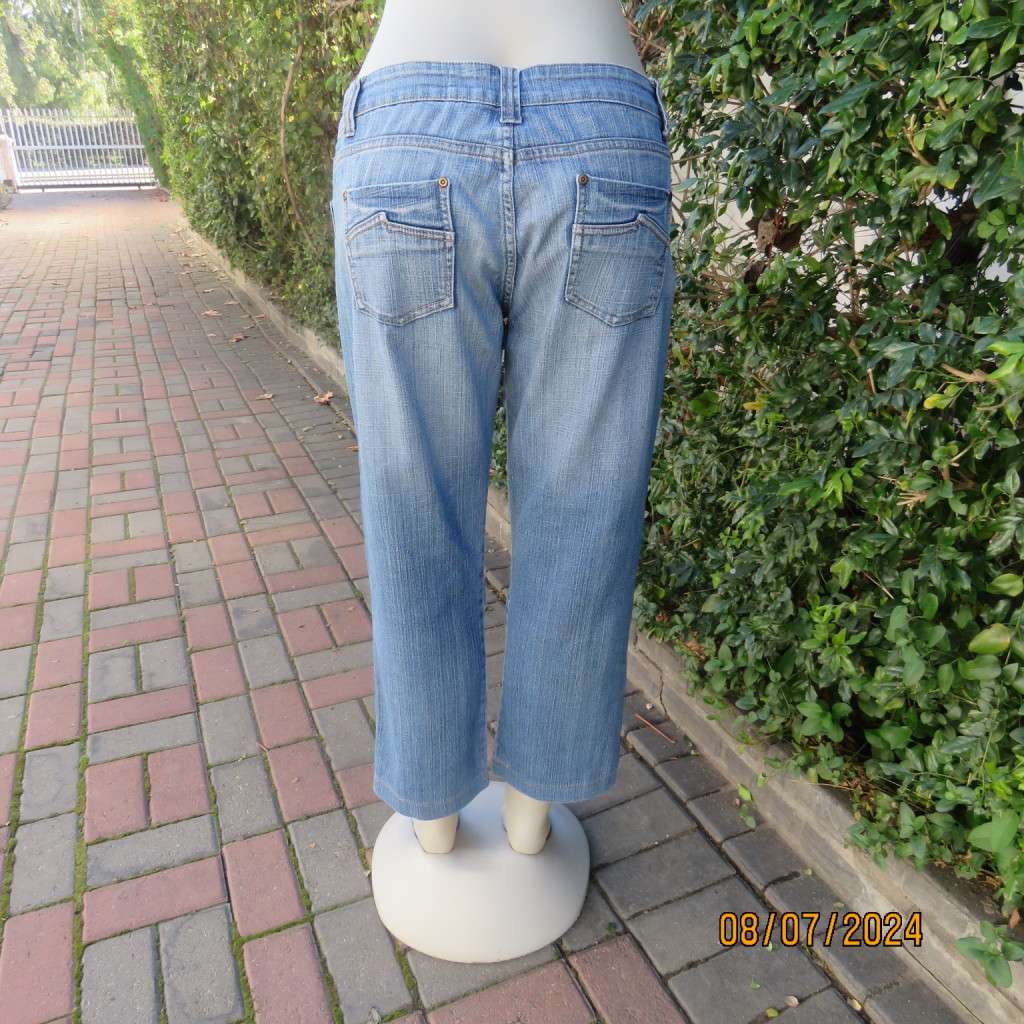 Blue denim straight legged jeans with tapering. Size 36. Pockets back-front.