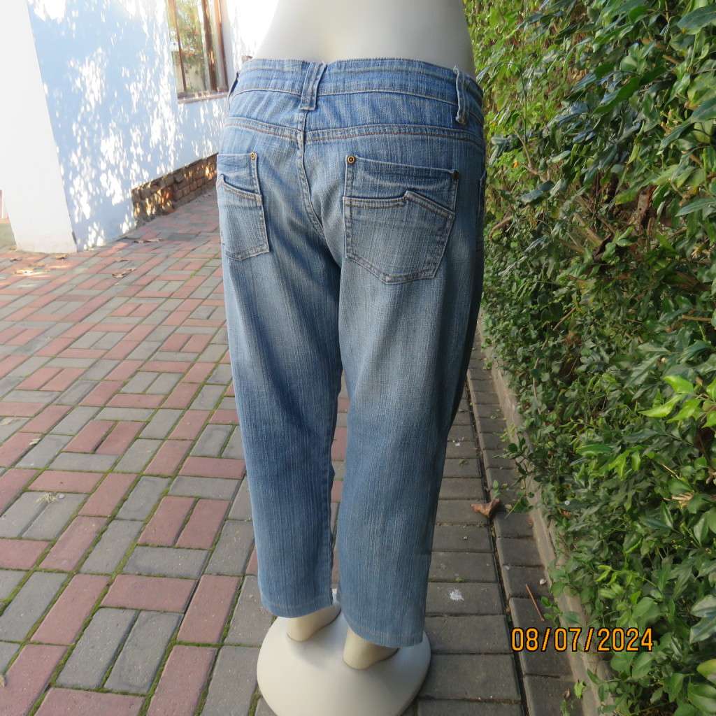 Blue denim straight legged jeans with tapering. Size 36. Pockets back-front.