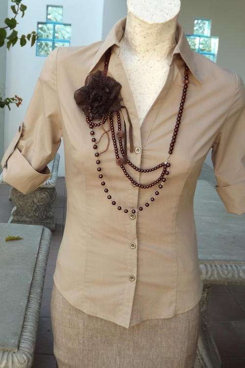 Taupe Colour Body Hugging Shirt in Size 32/8.- Pull up sleeves. Button down front. As new!