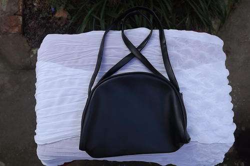 Small Zipped Black Bag - good condition - size 17x20cm