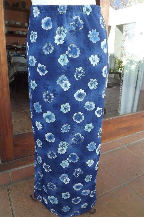 Blue Floral Skirt in 2 Layers in size 8/32 - Long slit at the side - elasticated middle - as new