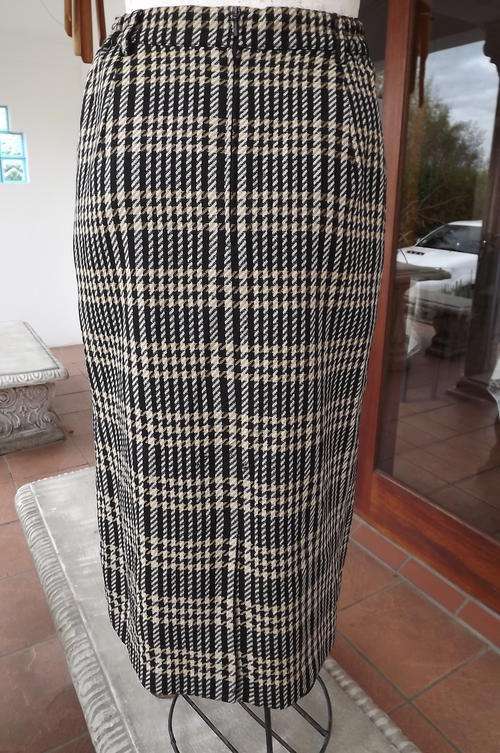 Classic Vintage Matson Pure New Wool Check Skirt in size 12/36 - Black & Beige, fully lined - as new