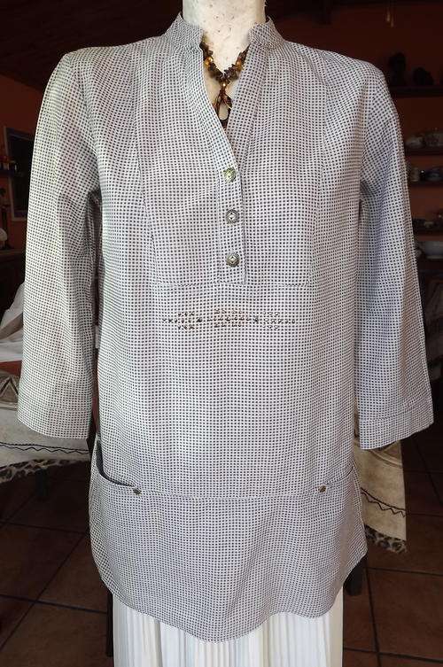 Chic Long Brown Check Top in size 10/34 - high neck with buttoned opening - stud decor & 2 pockets