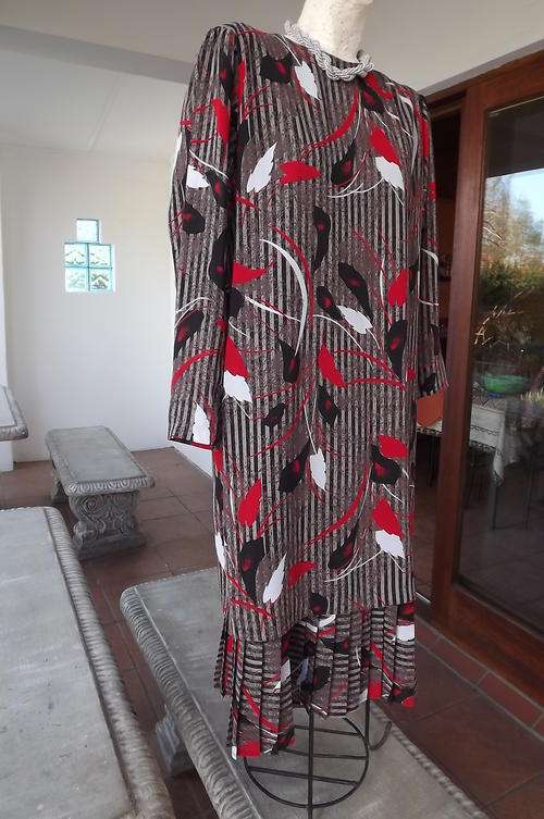 Stunning Dress by Kresiv Int. in size 16/40-lined, permanent pleated skirt. Silky sheer polyester