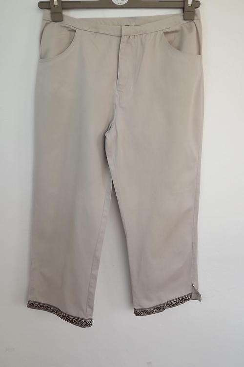 Hang Ten Ecru Colour 3 Quarter Pants in size 8/32 - made up in 100% Cotton - used but in good cond
