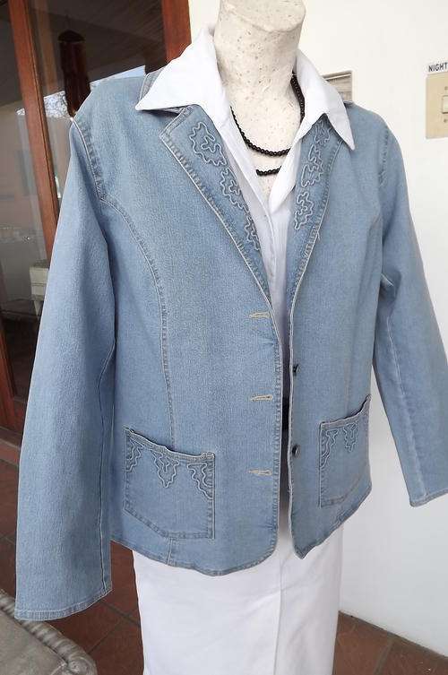 Good Quality Feminine but Sporty Denim Jacket in size 16/40-70% Cotton, 28% Polyester & 2% Elastane