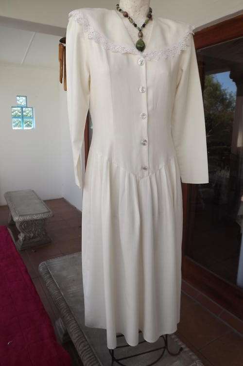 Vintage Cream Long Bodice Button Up Dress-size 12/36 from Topics-long sleeves & wide collar-good con