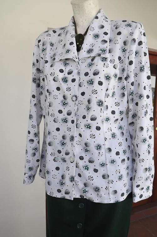 White Long Sleeve Creased Polyester Blouse in size 14/38 - small emerald green patterns - as new
