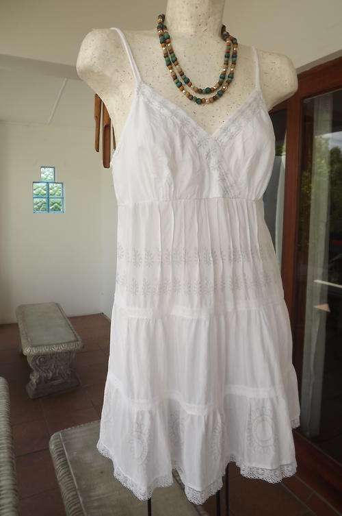100% Viscose Top in Shiny White Material with Lace Decoration in size 12/36 - good condition