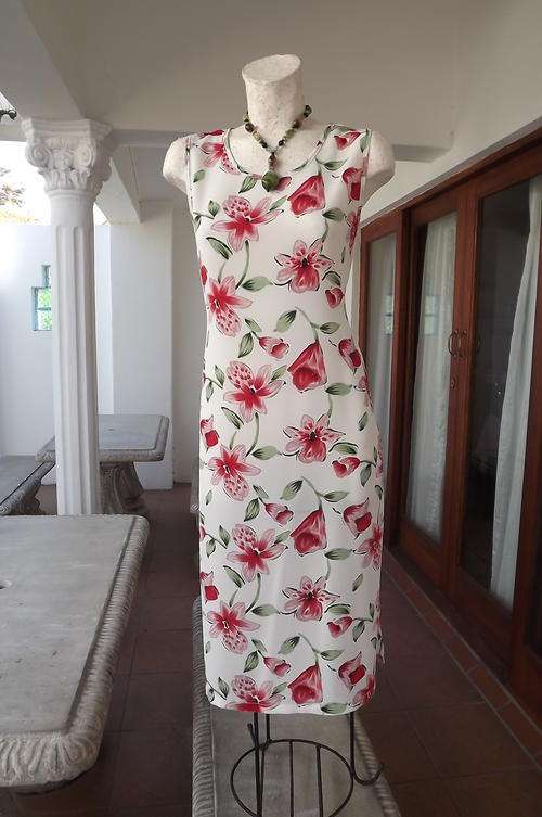 Cool Sleeveless White Dress with Red Flowers in size 12/36 - good condition