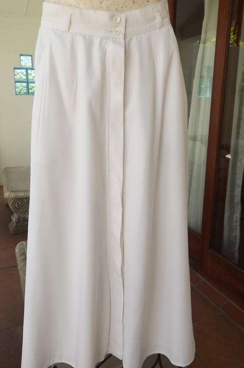 White Classique Button Down Fully Lined Skirt in size 14/38 - Hip 102cm - 2 Side Pockets - good cond