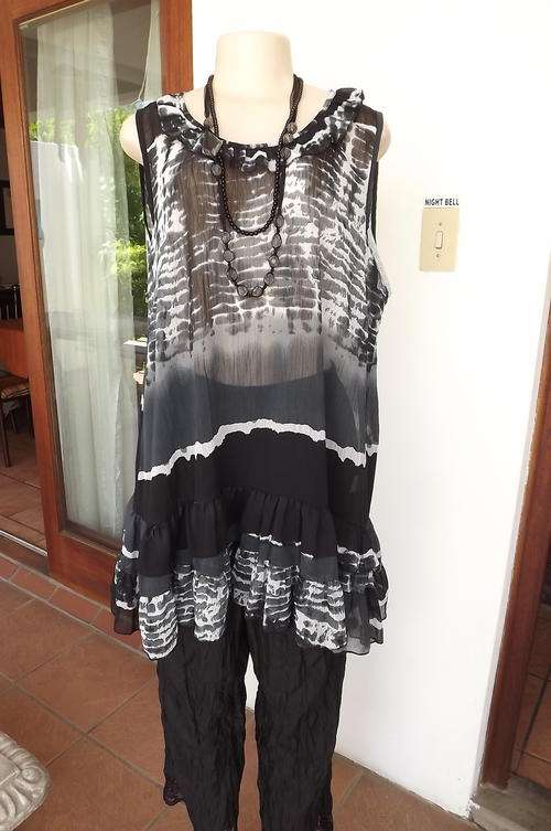 Sheer Crinkled Polyester Audacity Plus Black & White Top in size 18/42 - as new condition