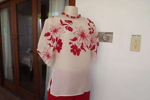 Eye Catching Cream Colour Short Kimomo Style with Bold Red Floral Print in size 10/34-as new
