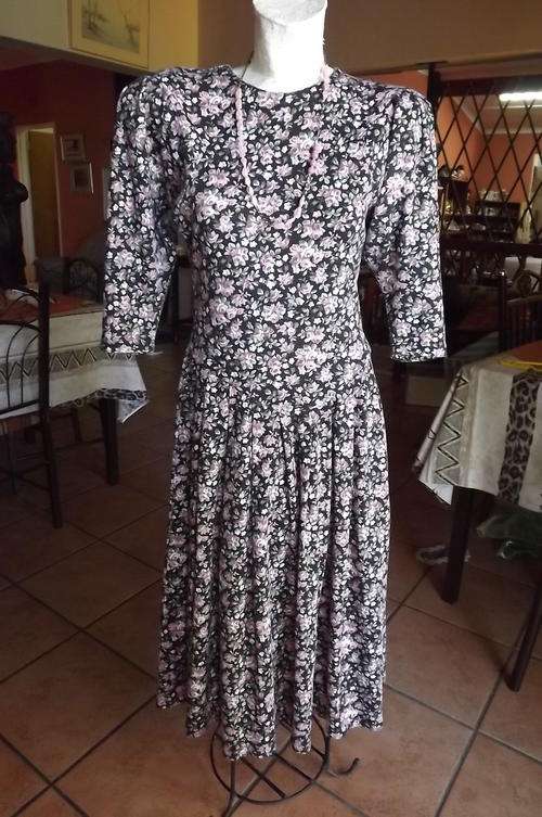 Adorable Black 80's Dress with Small Pink Roses in size 9/33 by Eber from San Francisco - as new