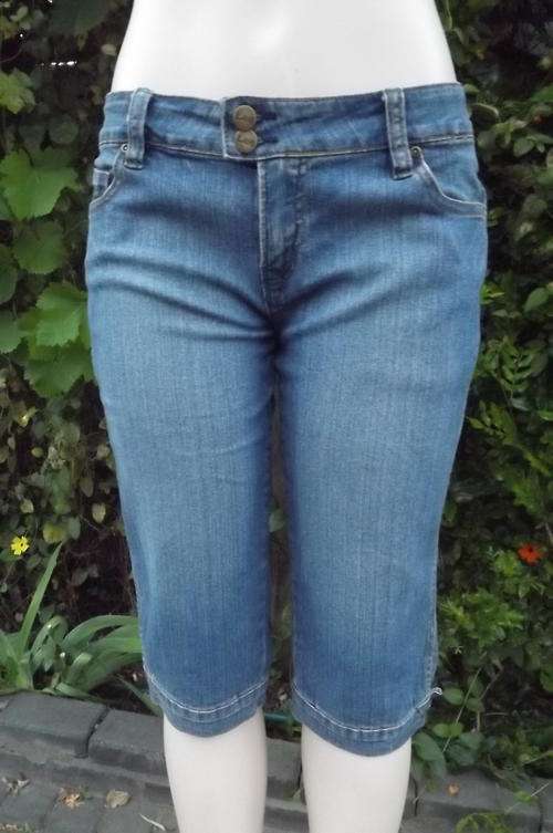 Lee Denim Cropped Jeans in size 10/34 - 65% Cotton, ability to stretch - as new