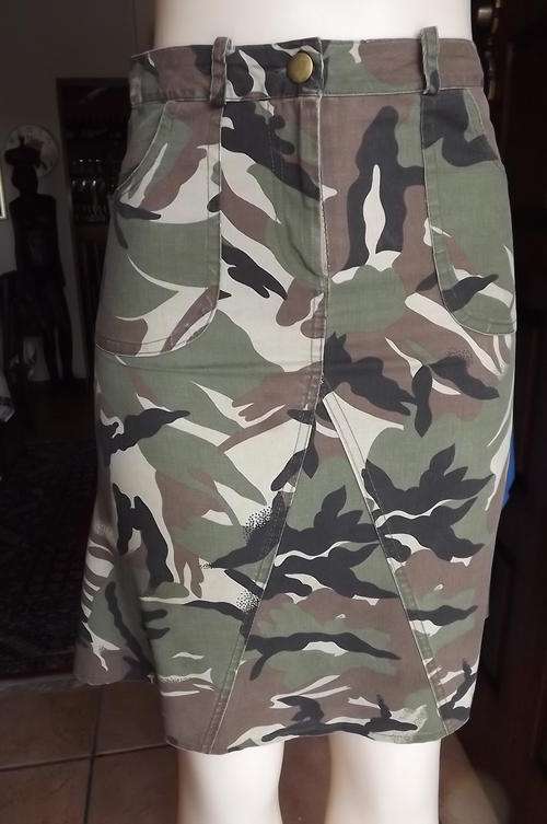 Camouflage Short Skirt with Back Dummy Pockets in size 6/30 - front zip and 2 pockets - good cond