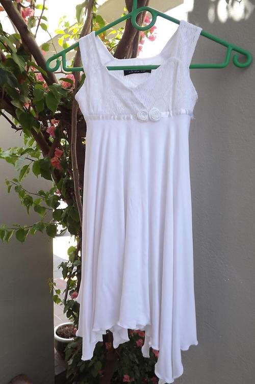 Beautiful High Low White Polycotton Dress for 3-4 yr old girl by Exact - chest 56cm - good cond