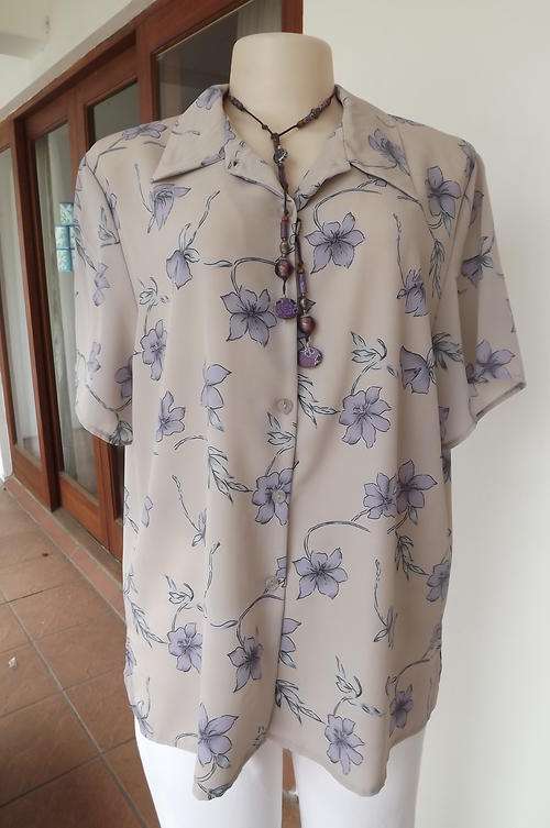 Light Lilac Polyester Blouse with Darker Flowers in size 16/40 - good used condition